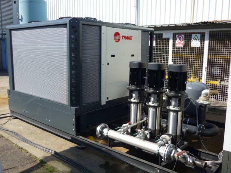 Enfriadora, grupo de presión y control sobre bastidor